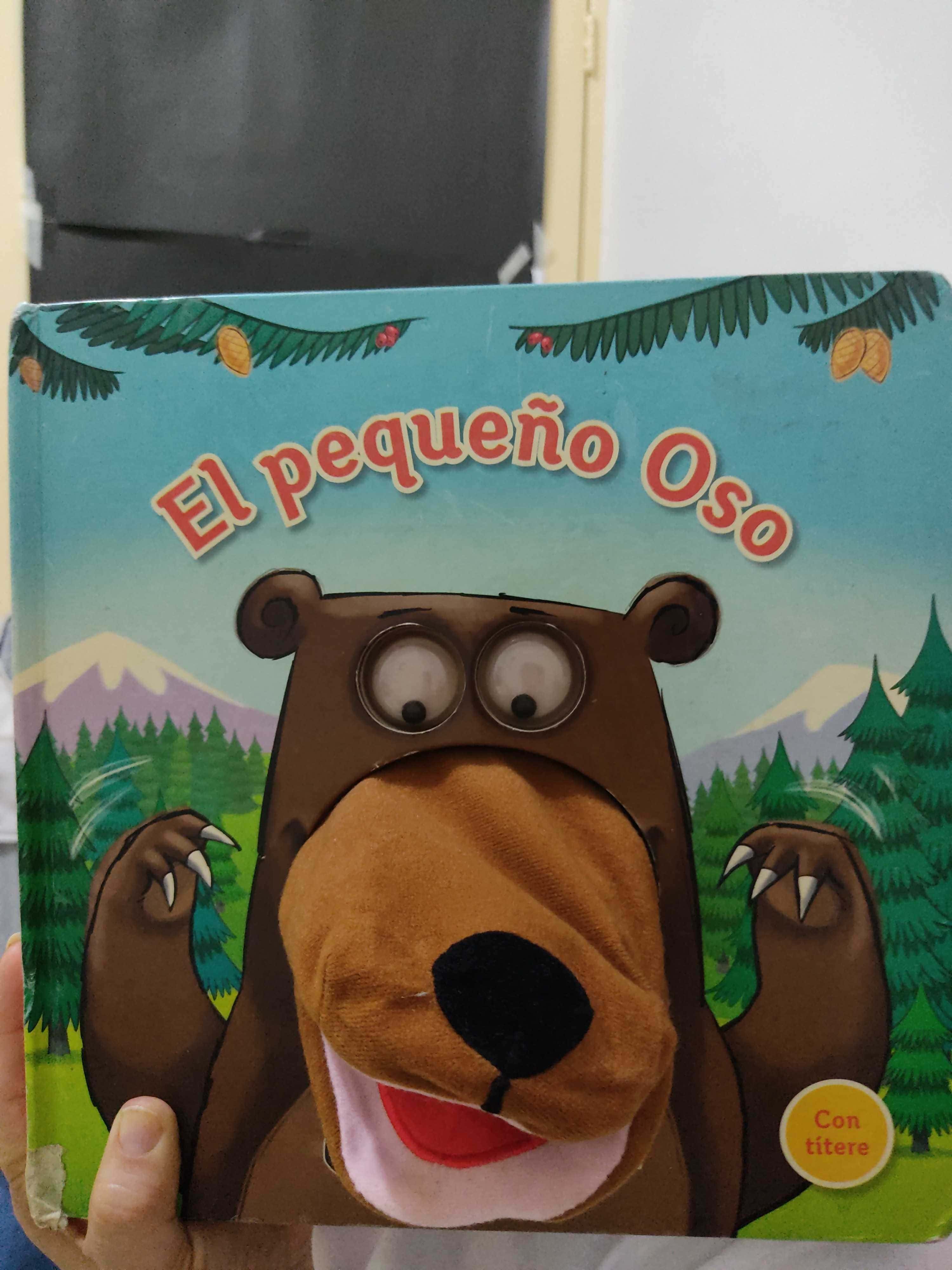 El pequeño oso con titere El pequeño oso con titere