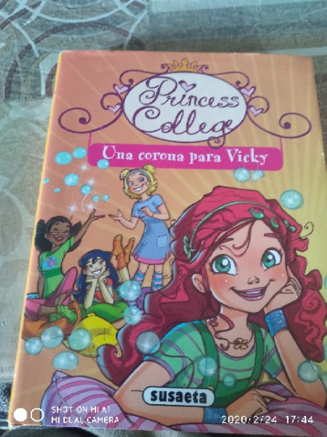 Princess College: Una corona para Vicky  – «Descubre el secreto detrás de la corona de Vicky: ¿una princesa real en una universidad de pura fantasía?»