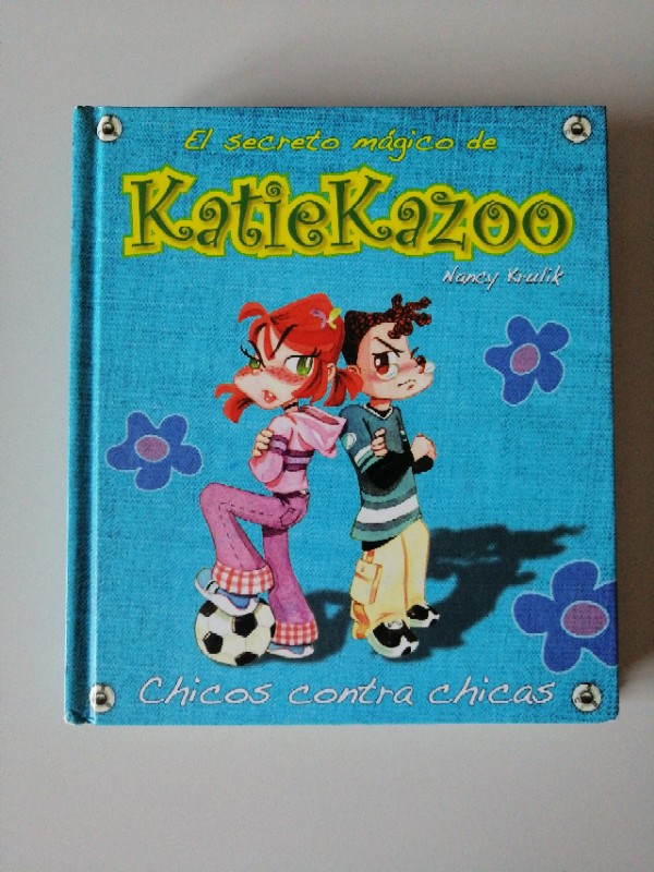 KatieKazoo. Chicos contra chicas – «¡La lucha por ser única! ¿Pueden los chicos y las chicas de KatieKazoo superar sus diferencias y encontrar la amistad?»