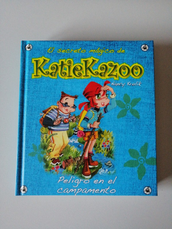 KatieKazoo. Peligro en el campamento – «Descubre el misterio mortal en el campamento: ‘KatieKazoo. Peligro en el campamento’ de Nancy Krulik, un clásico del suspense infantil que te dejará sin aliento»