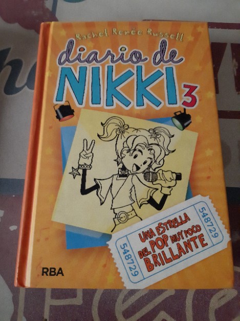 Diario de nikki 3: Una estrella del pop muy poco brillante – «La Estrella Fugaz: ¿Por qué Diario de Nikki 3 se convirtió en un desastre musical?»