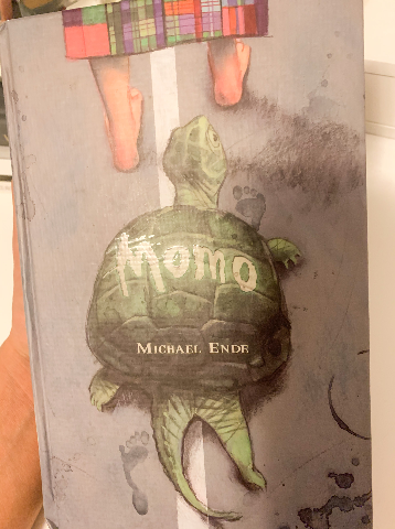 Momo – «Descubre el secreto olvidado en el clásico de Michael Ende: ¡Momo es más que un libro para niños!»