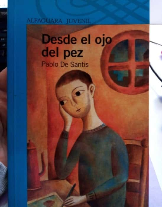 Desde el ojo del pez – «Descubre el océano de emociones en ‘Desde el ojo del pez’ de Pablo De Santis: Una novela que te hará nadar con las profundidades de la humanidad»