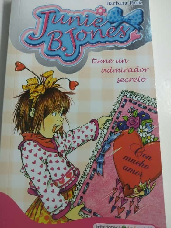 Junie B. jones tiene un admirador secreto – «¡El secreto más sorprendente sobre Junie B.! Conoció su libro favorito pero ¿sabía que era su admirador secreto?»