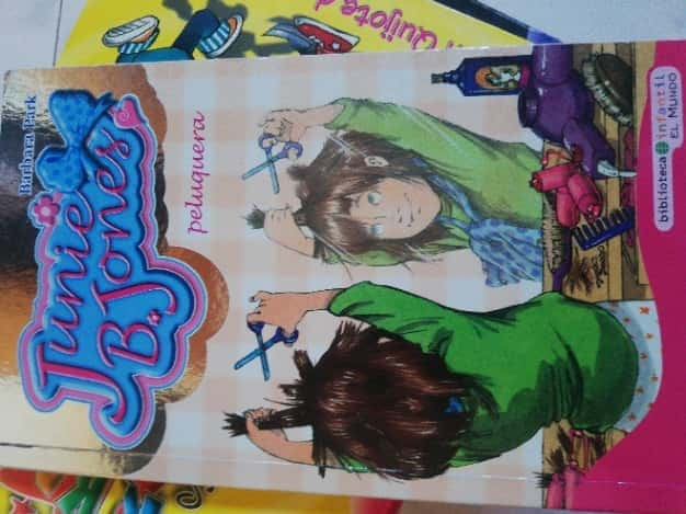 Junie B. Jones peluquera – «¡Pelo y risas! Junie B. Jones se vuelve peluquera en esta aventura divertida y emocionante»