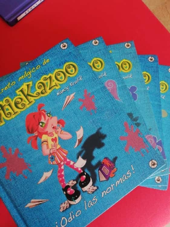 KatieKazoo. Todos los libros. – «Descubre el secreto detrás de los libros más queridos de tu infancia: la increíble historia de KatieKazoo en ‘Todos los libros’ de Nancy Krulik»