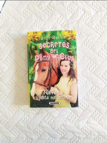 Libro Secretos del Pony Club: Nieve y el jinete misterioso 9788467701234  por 2€ (Segunda Mano)