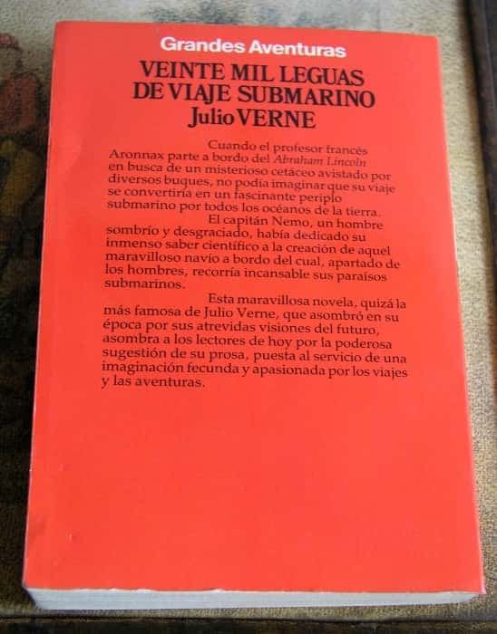 VEINTE MIL LEGUAS DE VIAJE SUBMARINO  – «Descubre el Secreto más Profundo del Océano: Una Aventura Submarina sin Fin en ‘Veinte Mil Leguas de Viaje Submarino'»