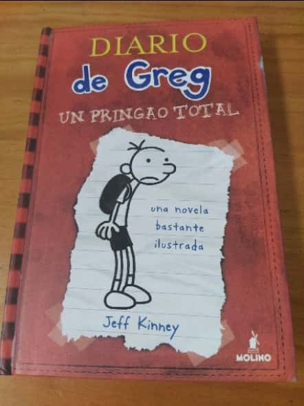 El diario de Greg. Un pringao total – «¡Descubre el diario más divertido del año! ‘El diario de Greg: Un pringao total’ de Jeff Kinney, el libro que te hará reír y ríos de sol»