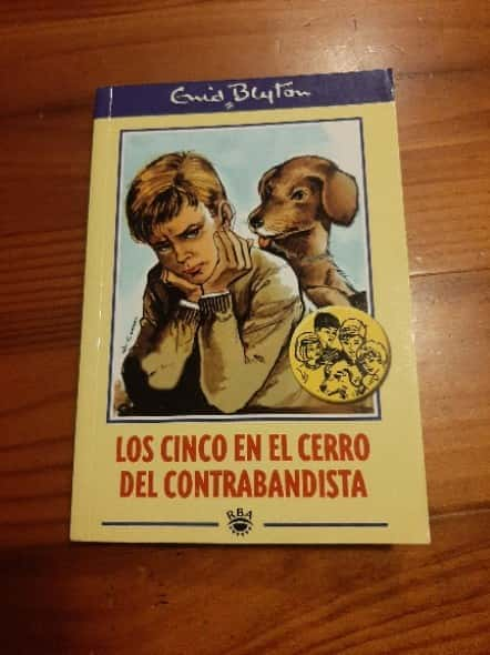 Los cinco en el cerro del contrabandista – «¡Descubre el Secreto del Cerro: La Aventura más peligrosa de Enid Blyton!»