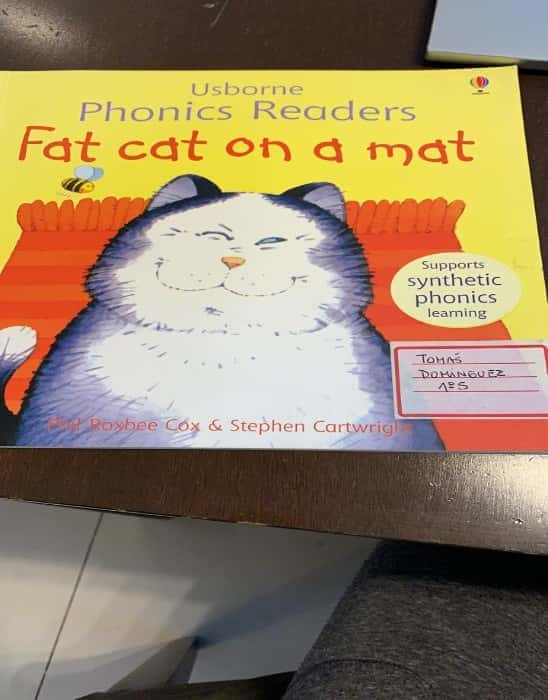 Fat Cat on a Mat (Phonics Readers) (Phonics Readers) – «¡Desafía tu alfabeto! ¡La aventura de Gato Graso en el suelo!»