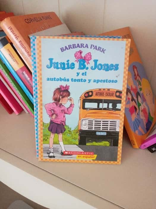 Junie B. Jones y el autobus tonto y apestoso – «¡El Autobús Más Húmedo y Ridículo del Mundo! ¡Leer Junie B. Jones y descubrir por qué es la comedia perfecta para los niños!»