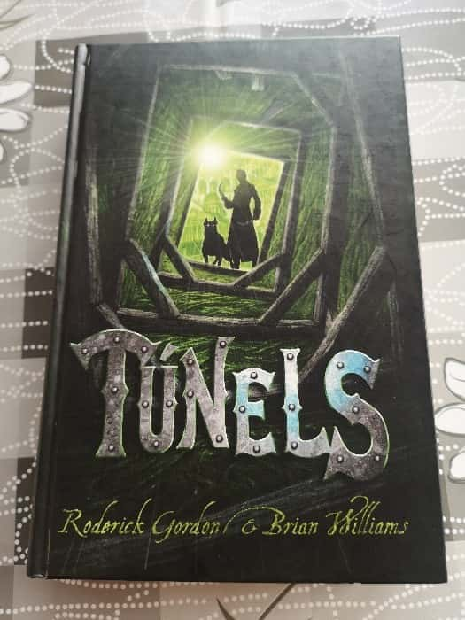 Túnels – «¡Descubre el secreto más oscuro del túnel: Una aventura sin fin en ‘Túnels’ por Roderick Gordon»