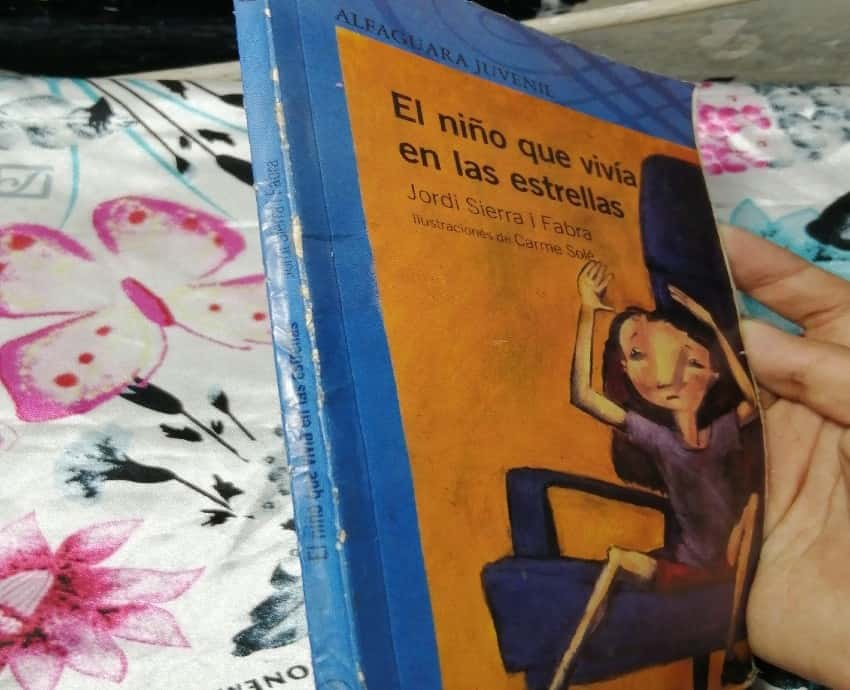 El niño que vivía en las estrellas  – «Descubre el secreto cósmico del niño que vivía entre las estrellas en este bestseller juvenil de Jordi Sierra»