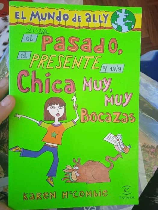 El Pasado, el Presente y una Chica Muy, Muy Bocazas – «¡Descubre el secreto que cambió su vida! ¡Leer ‘El Pasado, el Presente y una Chica Muy, Muy Bocazas’ de Karen McCombie – ISBN 9788467011050 – En esta historia emocionante, no podrás parar de hojear!»