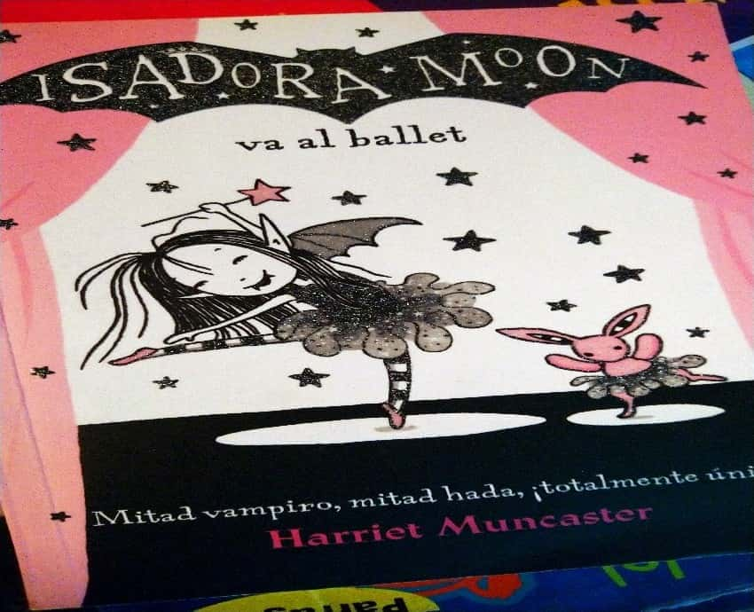 Isadora Moon va al ballet – «La Luna Baila: Una Noche al Ballet con Isadora Moon, una Historia de Pasión y Arte»