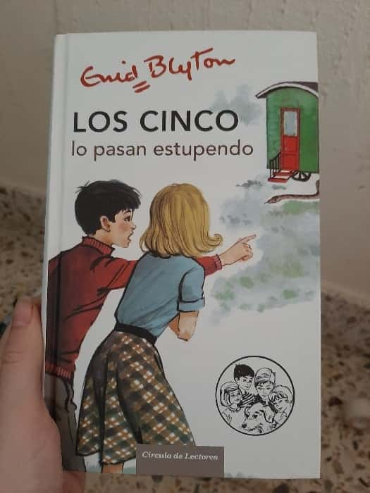 Los Cinco lo pasan estupendo – «¡Descubre el misterio que cambió la vida de los Cinco! Una reseña emocionante sobre ‘Los Cinco lo pasan estupendamente’ por Enid Blyton»