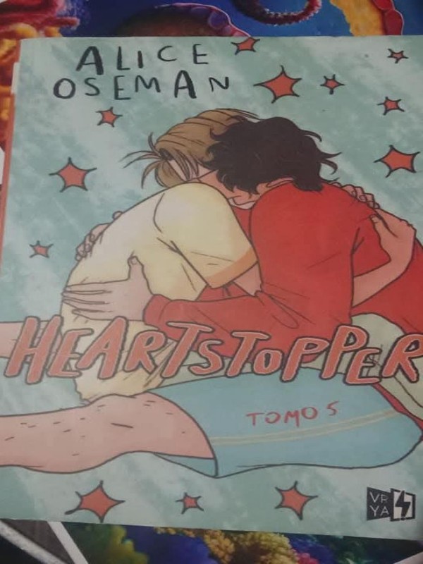 Heartstopper volumen 5 – «El amor más fuerte de todo el universo: ¡Descubre el secreto detrás del corazón que detiene en ‘Heartstopper’ volumen 5!»