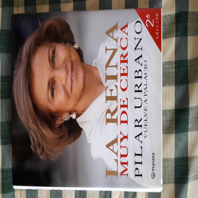 Libro de segunda mano: La Reina muy de cerca
