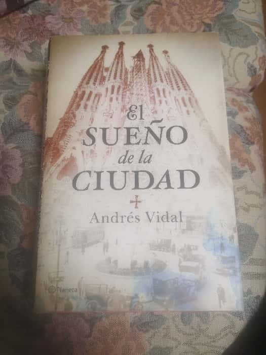 Explora las vibrantes calles de la imaginación con «El Sueño de la Ciudad» de Andrés Vidal