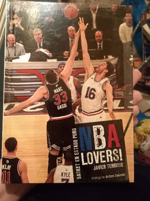 Vive la pasión del baloncesto con «NBA Lovers!» de Javier Terrisse