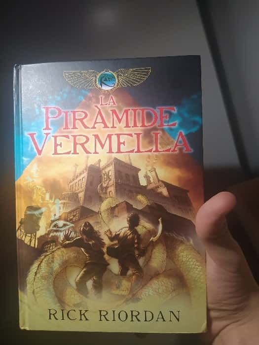 Descubre el Misterio Egipcio: «La Pirámide Vermella» de Rick Riordan