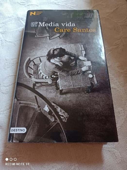 ¡Explora las Emociones Profundas en «Media Vida» de Care Santos!