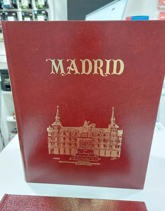 Madrid Revelado: Encuentra la Esencia en «MADRID + CIEN MADRILEÑOS ILUSTRES» de Espasa Calpe