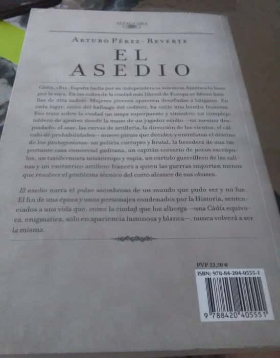 ¡Sumérgete en la tensión de «El asedio» de Arturo Pérez-Reverte!