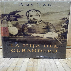 Descubre los secretos ocultos en ‘La hija del curandero’ de Amy Tan.