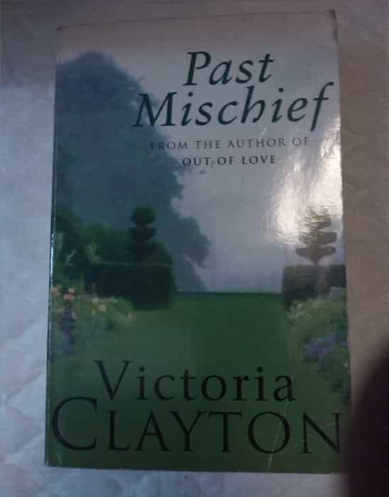 Descubre los secretos del pasado en ‘Past Mischief’ de Victoria Clayton.