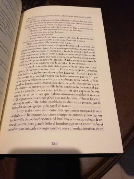 Los ojos amarillos de los cocodrilos: Un viaje fascinante a través de la vida y las relaciones