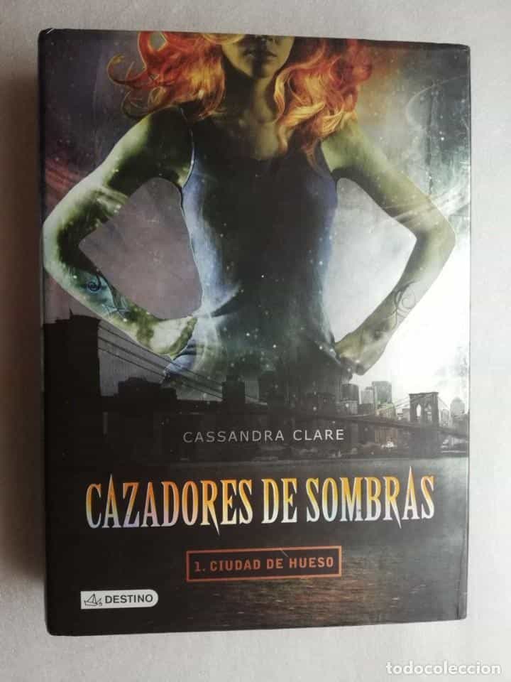 Libro de segunda mano: CIUDAD DE HUESO. CAZADORES DE SOMBRAS 1 - CASSANDRA CLARE