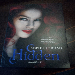 Descubre los secretos ocultos en ‘Hidden’ de Sophie Jordan