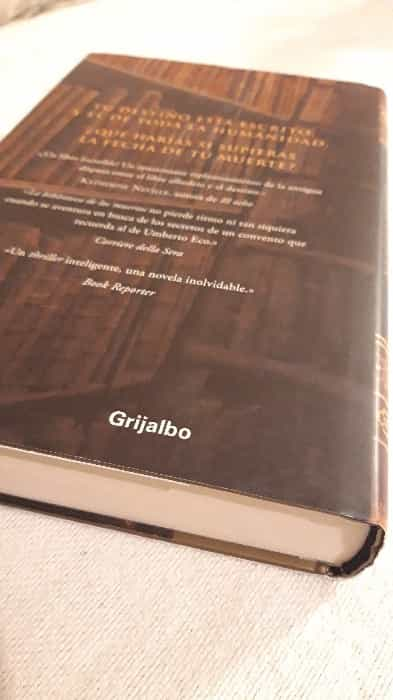 La biblioteca de los muertos: Un thriller cautivador que desafía la vida y la muerte.