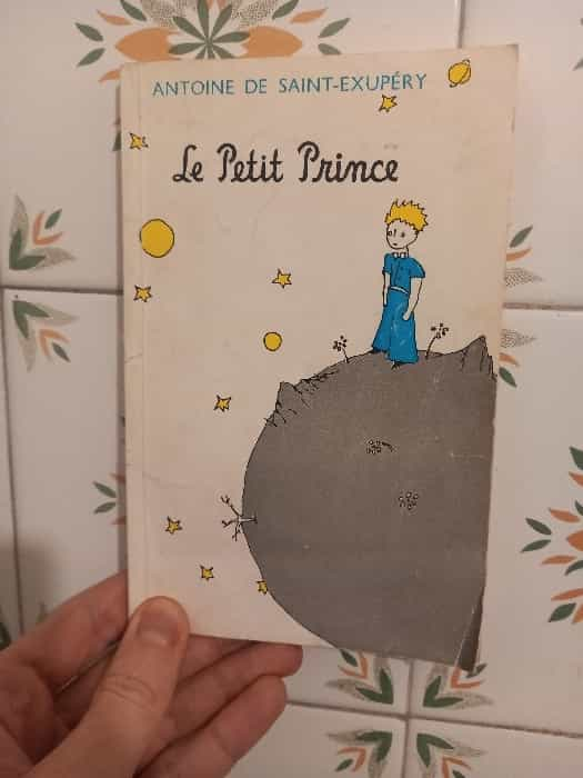 Le Petit Prince: Una fábula atemporal que cautiva corazones por Antoine De Saint-Exupéry.