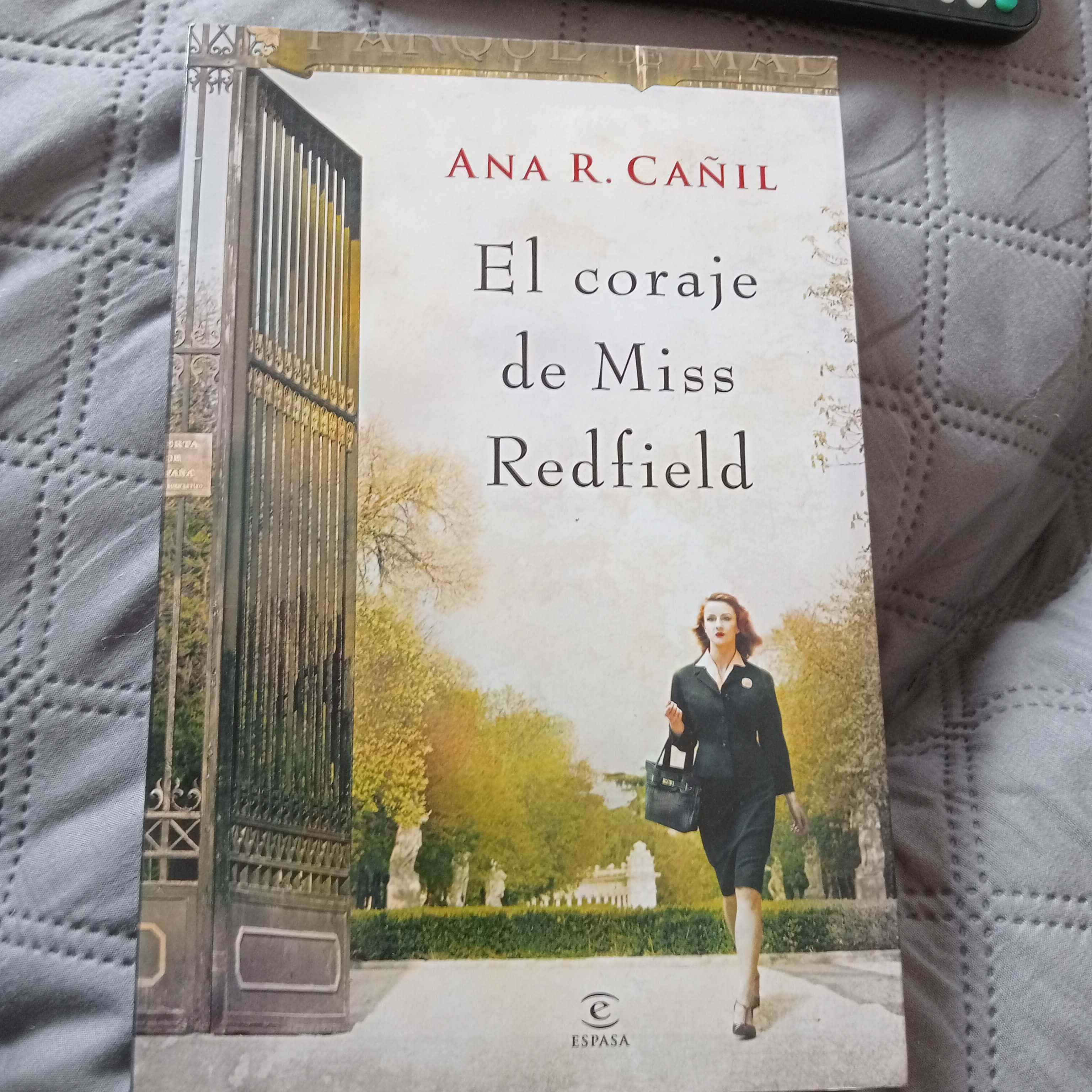 El Coraje de Miss Redfield: Una Historia de Determinación y Superación