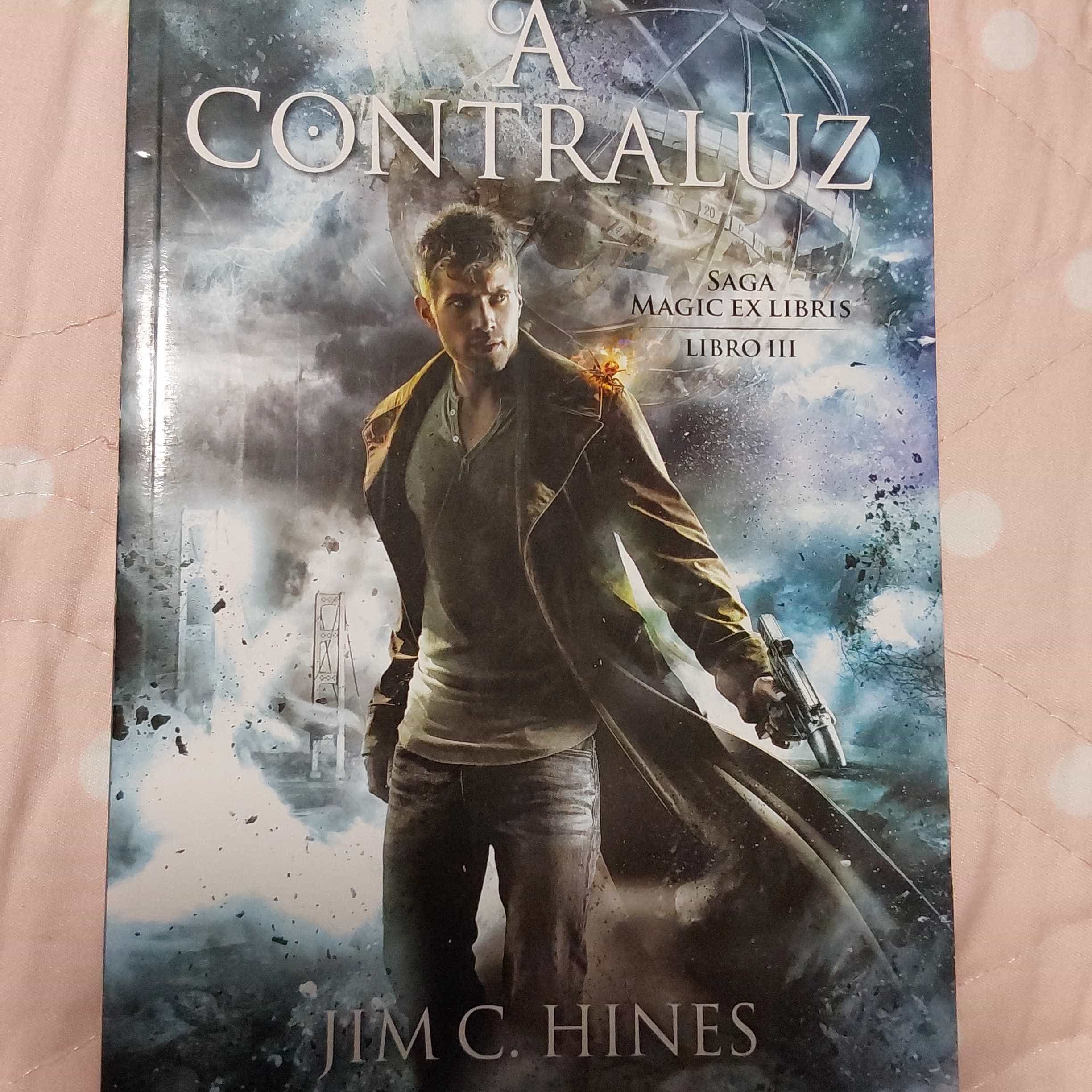 A CONTRALUZ (SAGA MAGIC EX LIBRIS III)