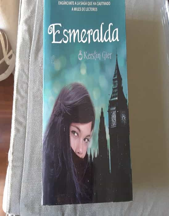 «Esmeralda» de Kerstin Gier: Un Viaje en el Tiempo que Te Enamorará