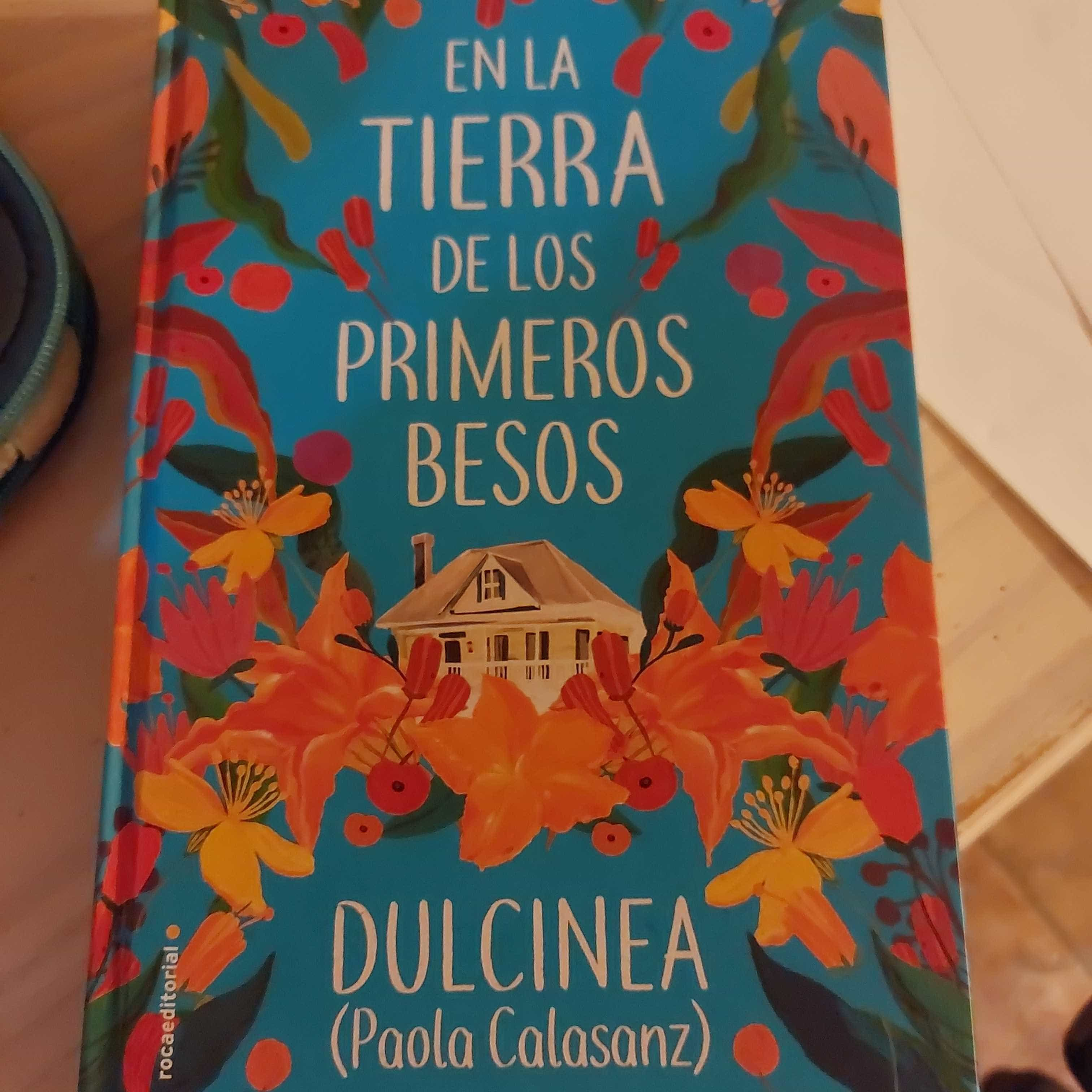 «En la Tierra de los Primeros Besos» de Dulcinea (Paola Calasanz): Un Viaje Poético al Amor y la Nostalgia