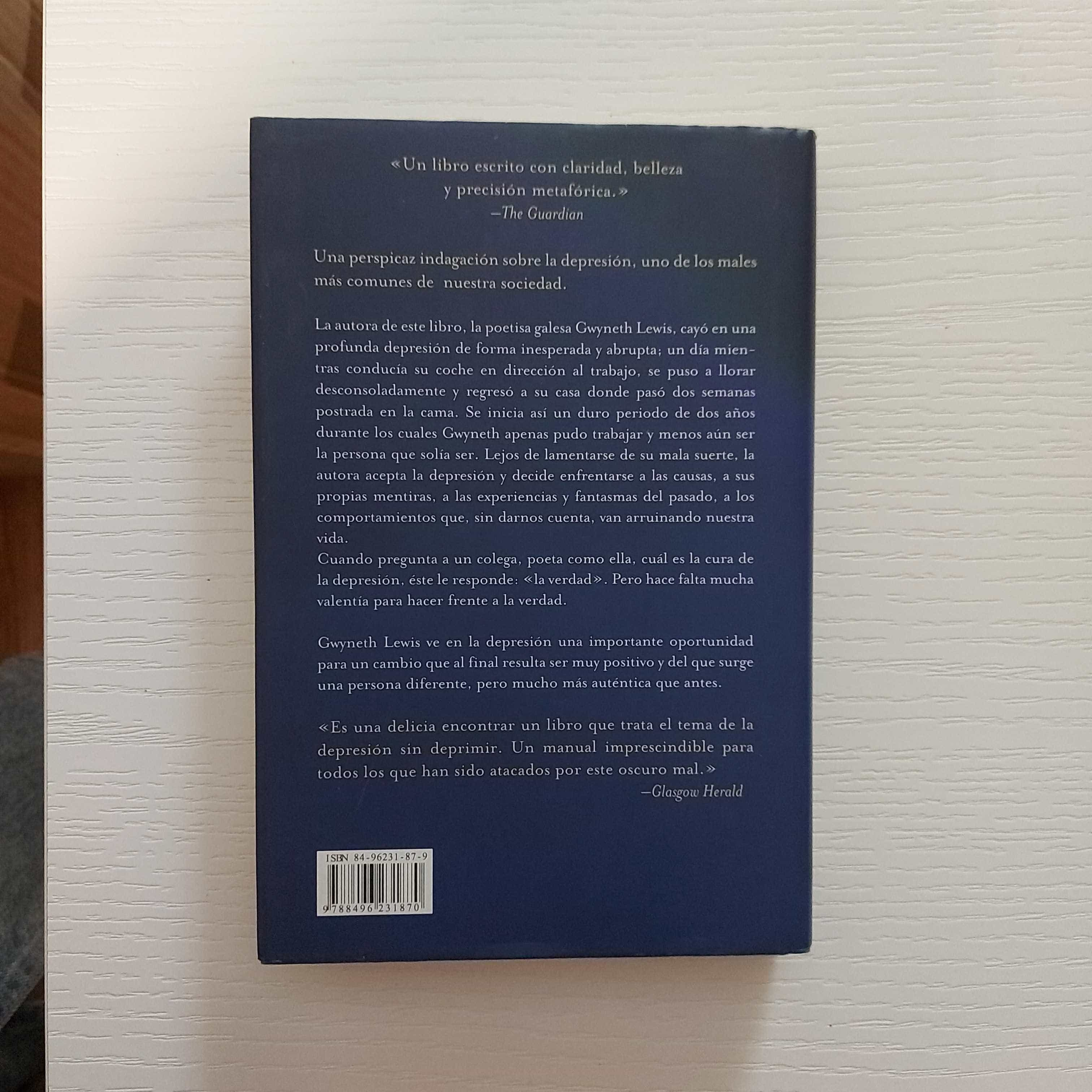 ¡Iluminando Corazones bajo la Lluvia de Poesía en «Tomando el sol bajo la lluvia» de Gwyneth Lewis!