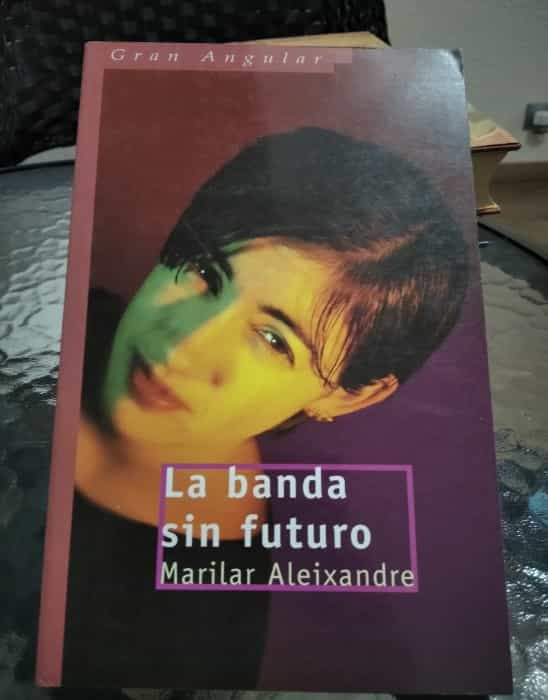 «La Banda Sin Futuro: Un Canto a la Melancolía y la Libertad»

Opción alternativa: «El Último Bajo: Una Historia de Amor, Vida y Noqueamiento»