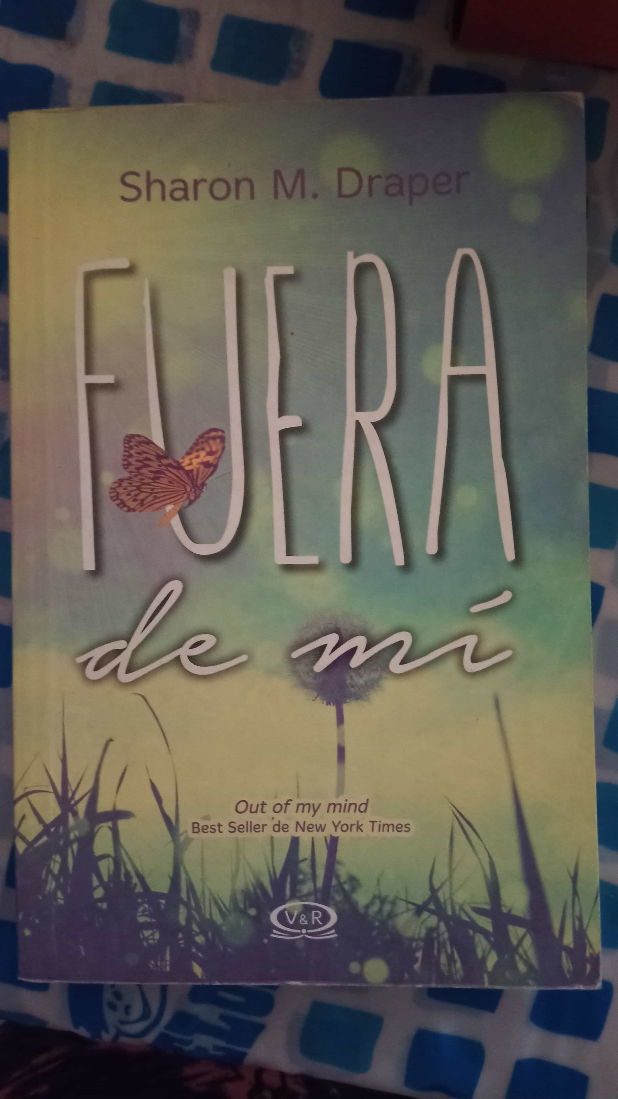 «De las sombras, hacia la luz: Una revolución en la lectura infantil con ‘Fuera de Mi’ de Sharon M. Draper»