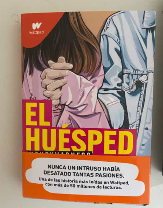 «Un viaje inesperado: ¿Puede un huésped ser más emocionante que tu familia?»