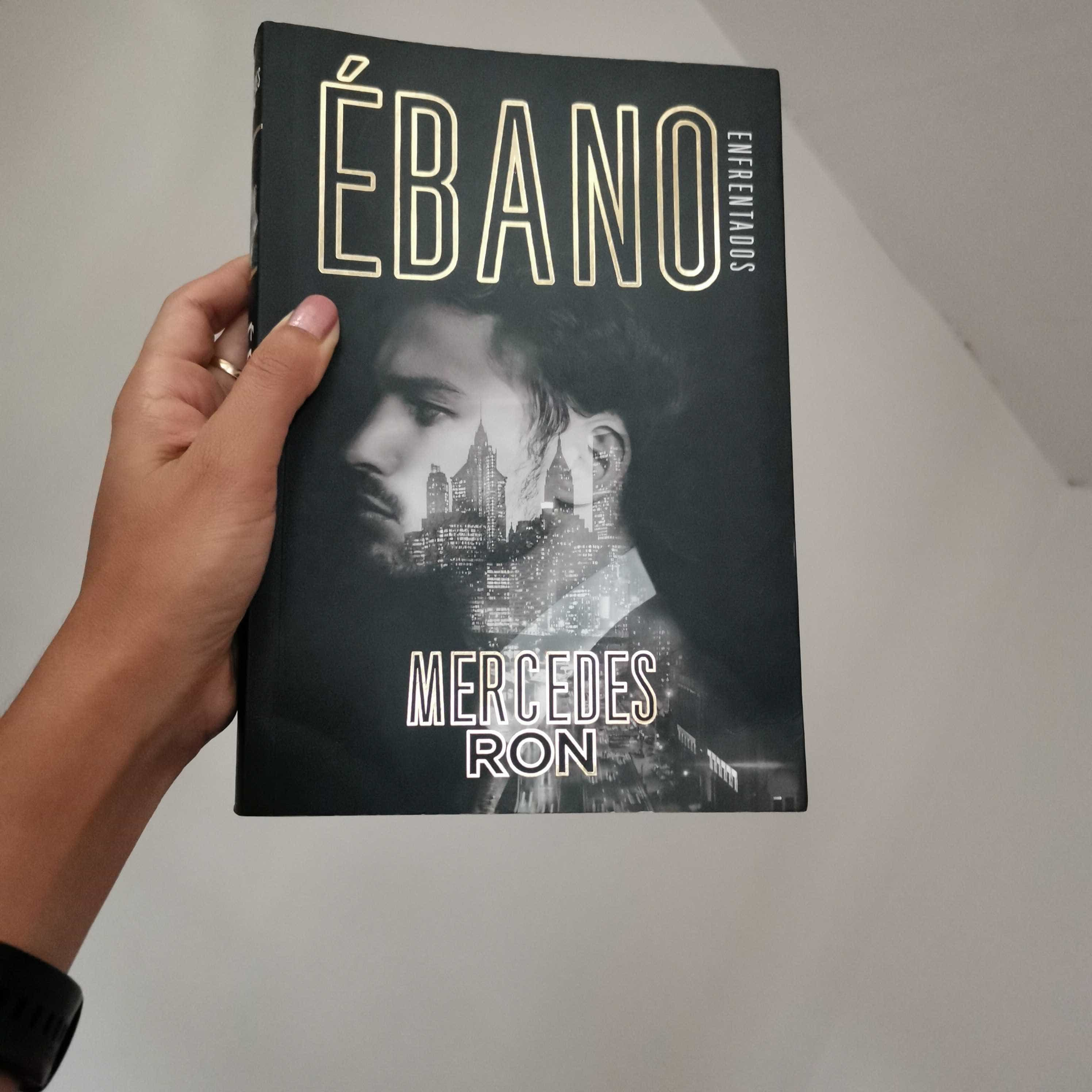 «Envenenada por la pasión: Una lectura sin fin en ‘Ebano’ de Mercedes Ron, lo que hace de este libro más que una historia de amor… ¡o tal vez!»