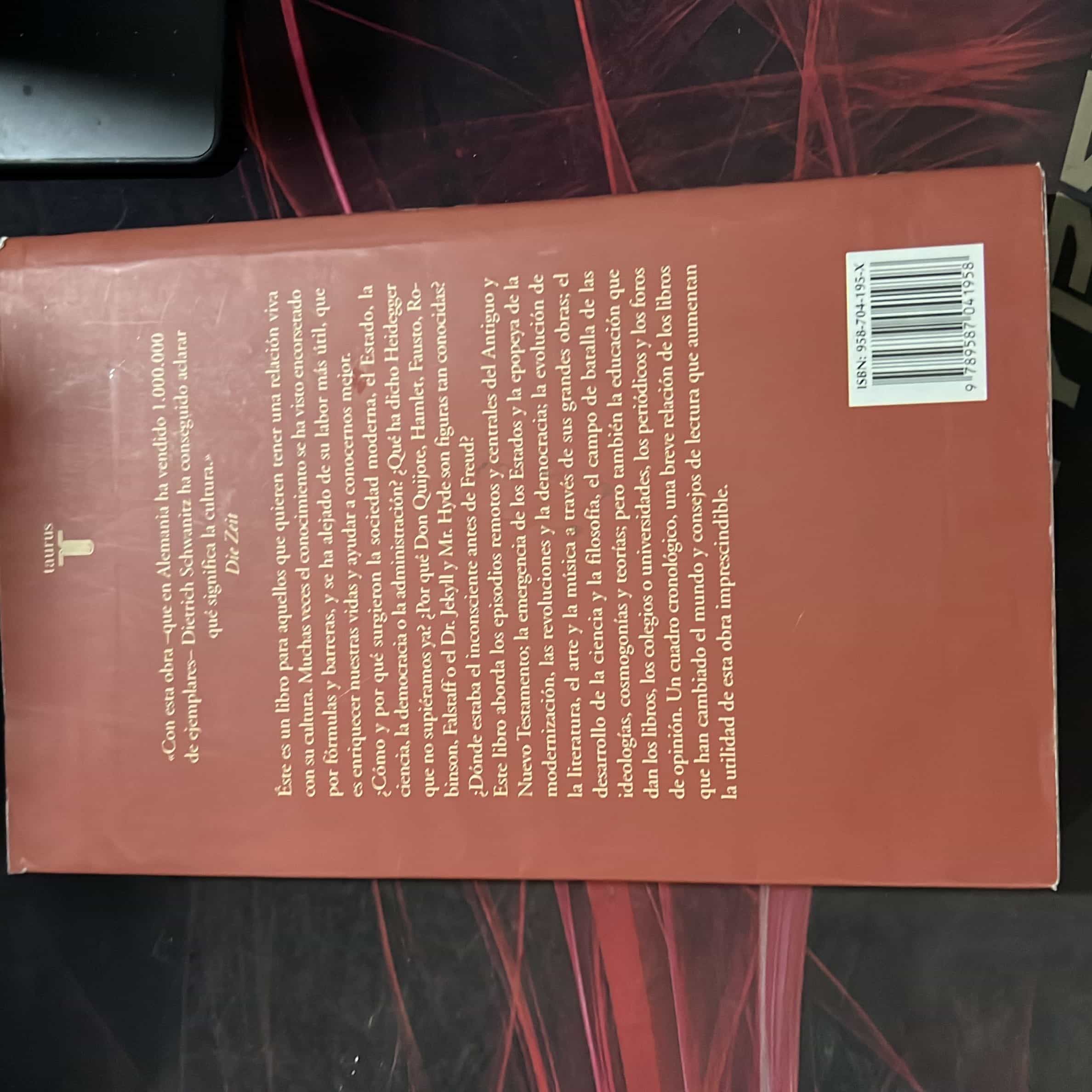 «De la oscuridad al silencio: Una exploración surrealista por las sombras de Dietrich Schwanitz»