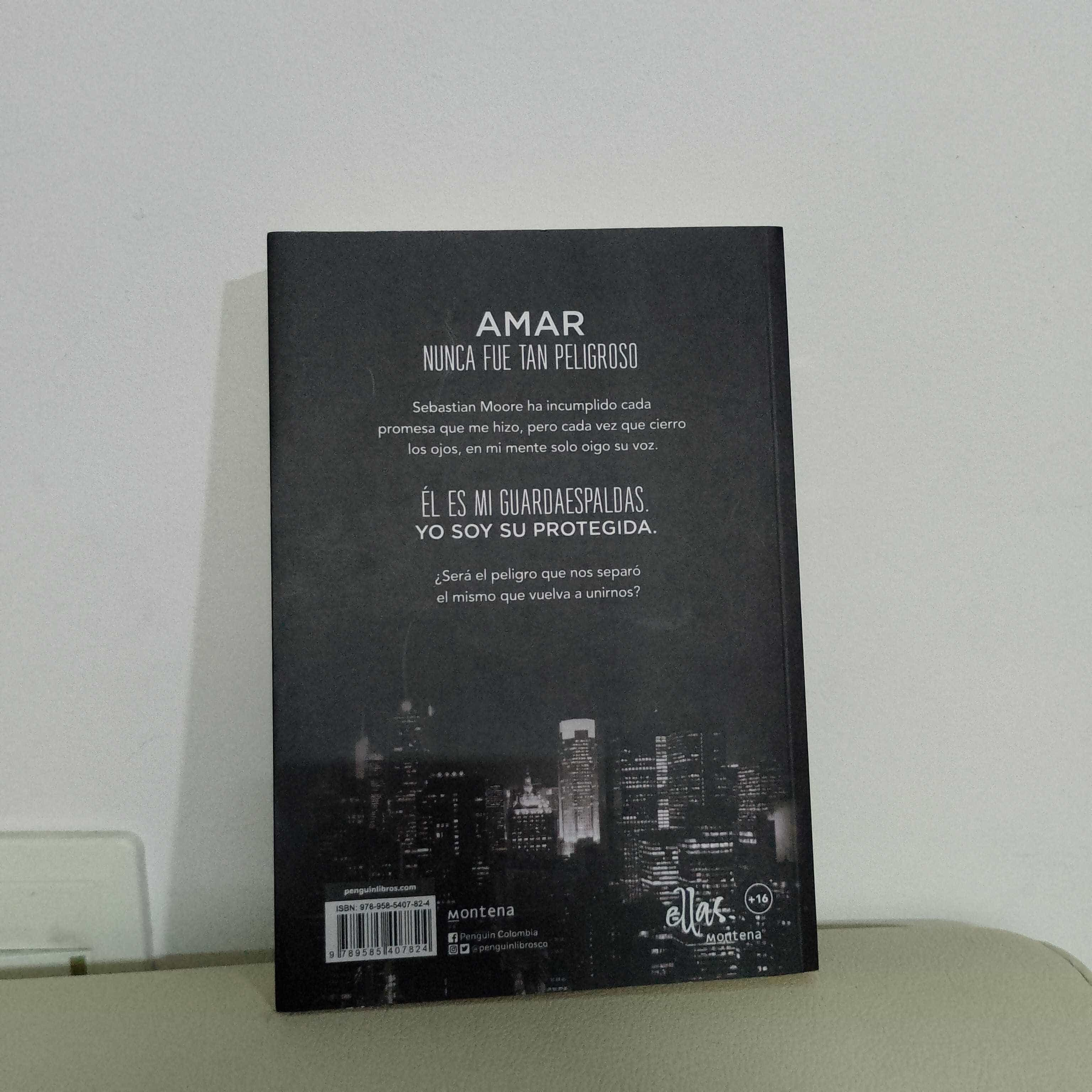 «La Vida Es un Libro de Armas: Una Historia Romántica con Un toque de Desesperación»