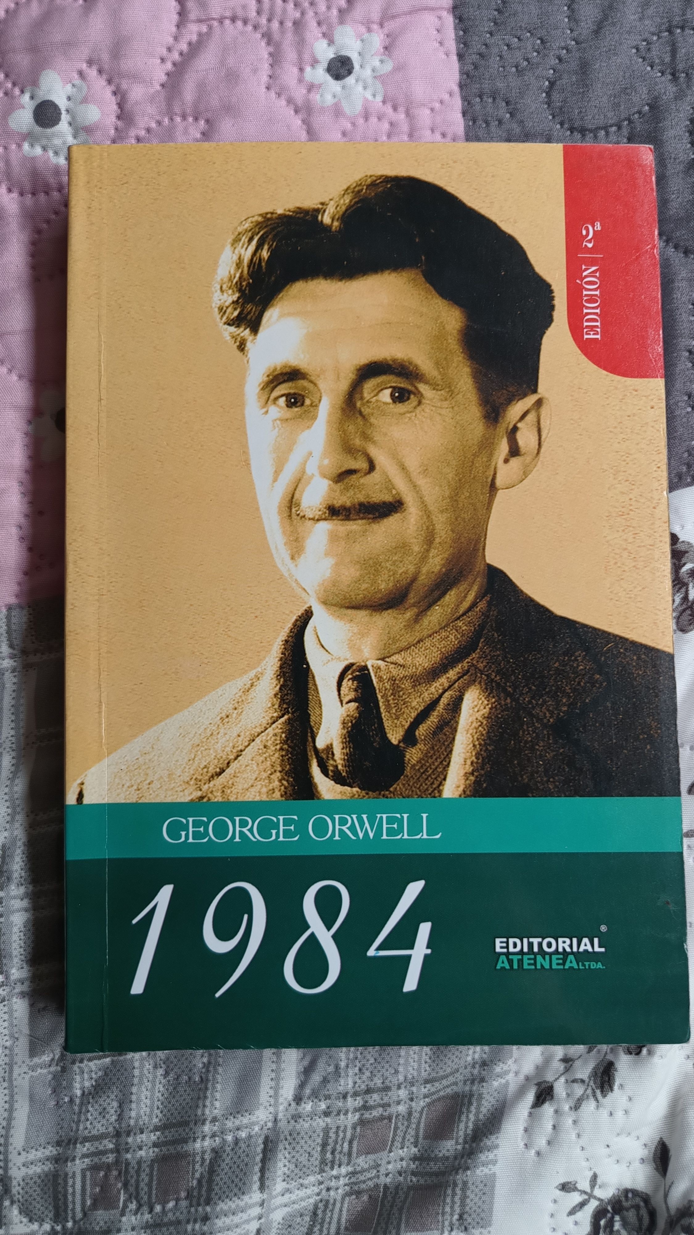 1984 George Orwell  – «Descubre la visión del futuro: ‘1984’, una profecía oscura sobre la sociedad en peligro – Una reseña inolvidable»