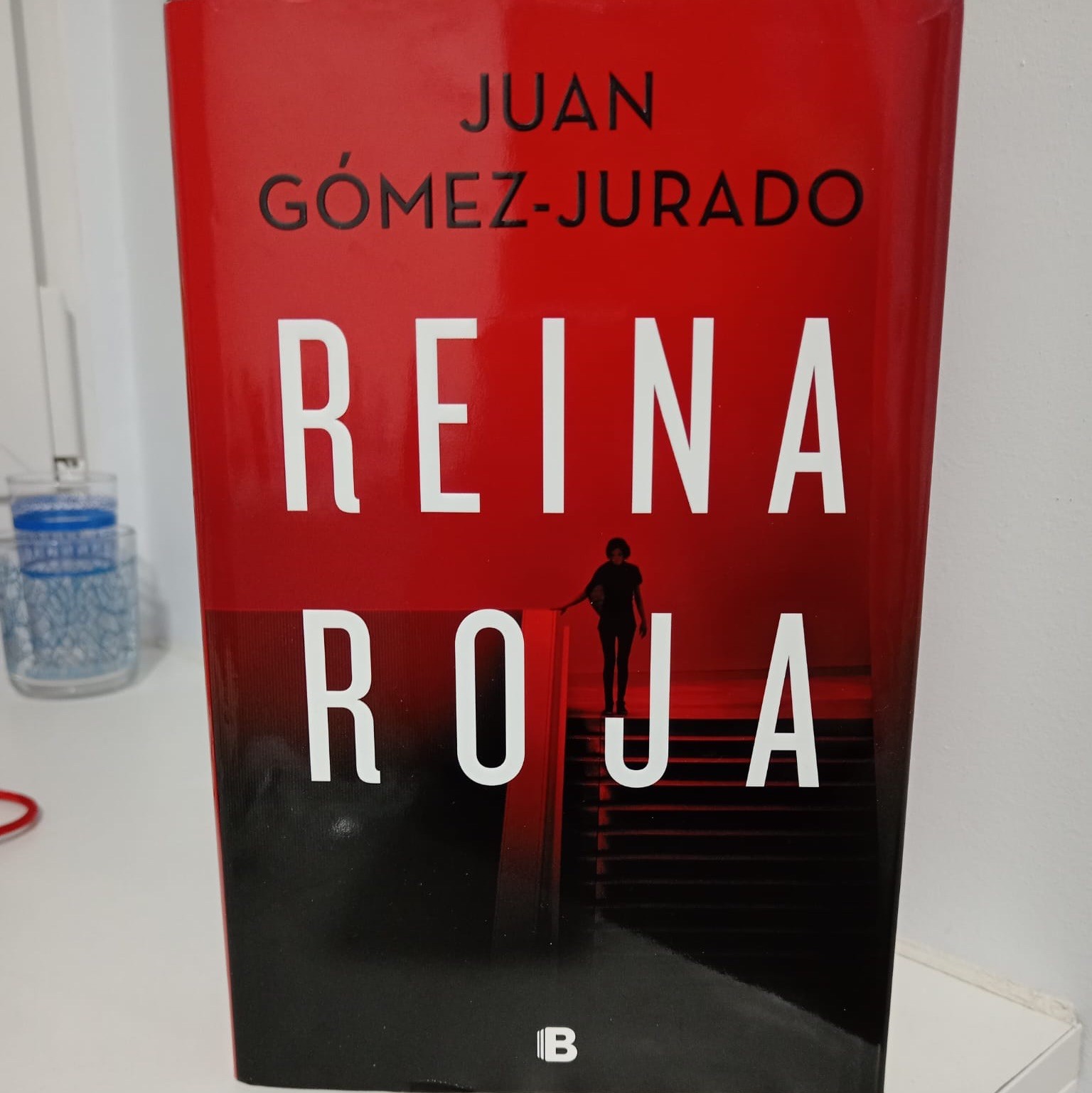 Reina roja – «Desvelando el secreto de la reina roja: Una crítica inolvidable a la sociedad española en ‘Reina Roja’ de Juan Gómez-Jurado»