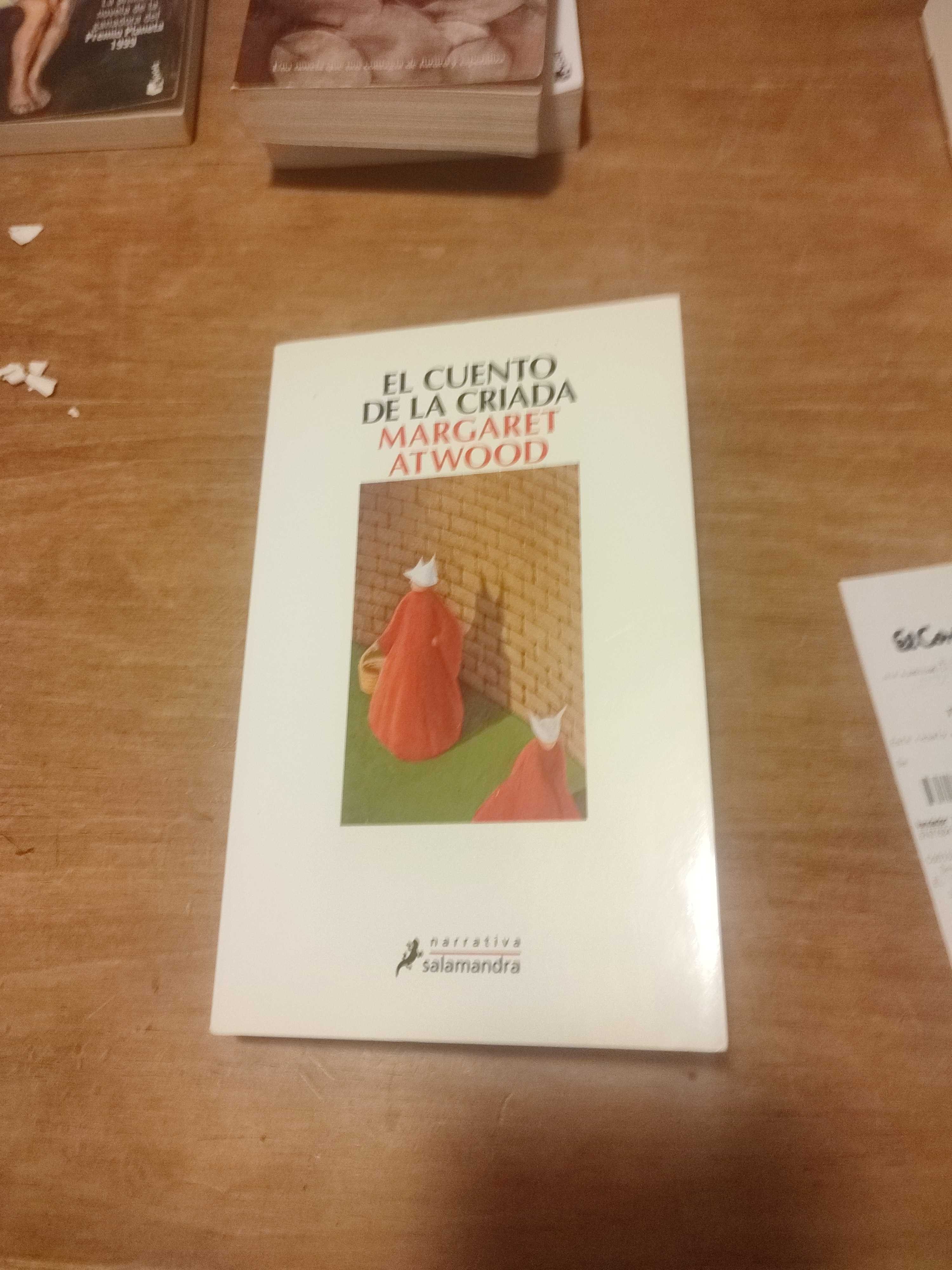 El cuento de la criada – «Descubre el poderoso relato de la esclavitud invisible en ‘El cuento de la criada’, de Margaret Atwood: Una novela que te hará reflexionar sobre la sociedad y tu lugar en ella.»